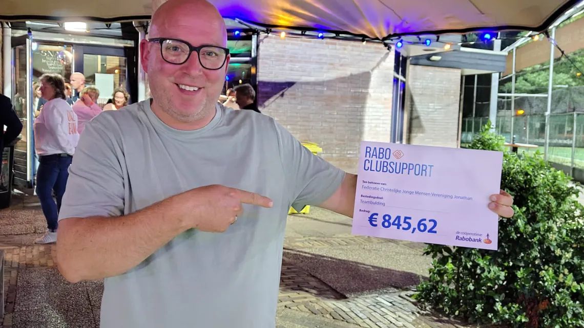 Onze penningmeester met de uitgereikte cheque